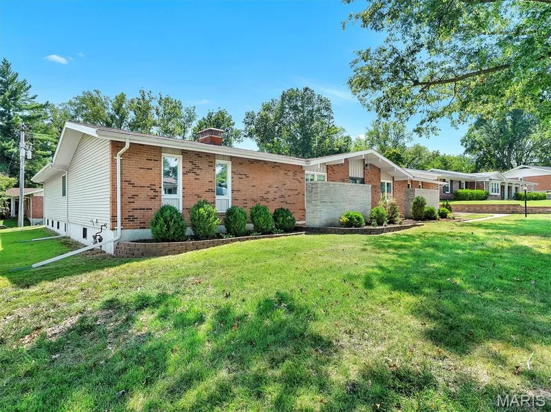 22 La Gorce Drive, Chesterfield, MO 63017 — listing photo 2 of 36