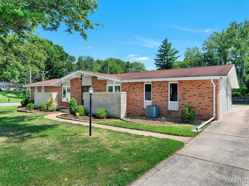 22 La Gorce Drive, Chesterfield, MO 63017 — listing photo 3 of 36