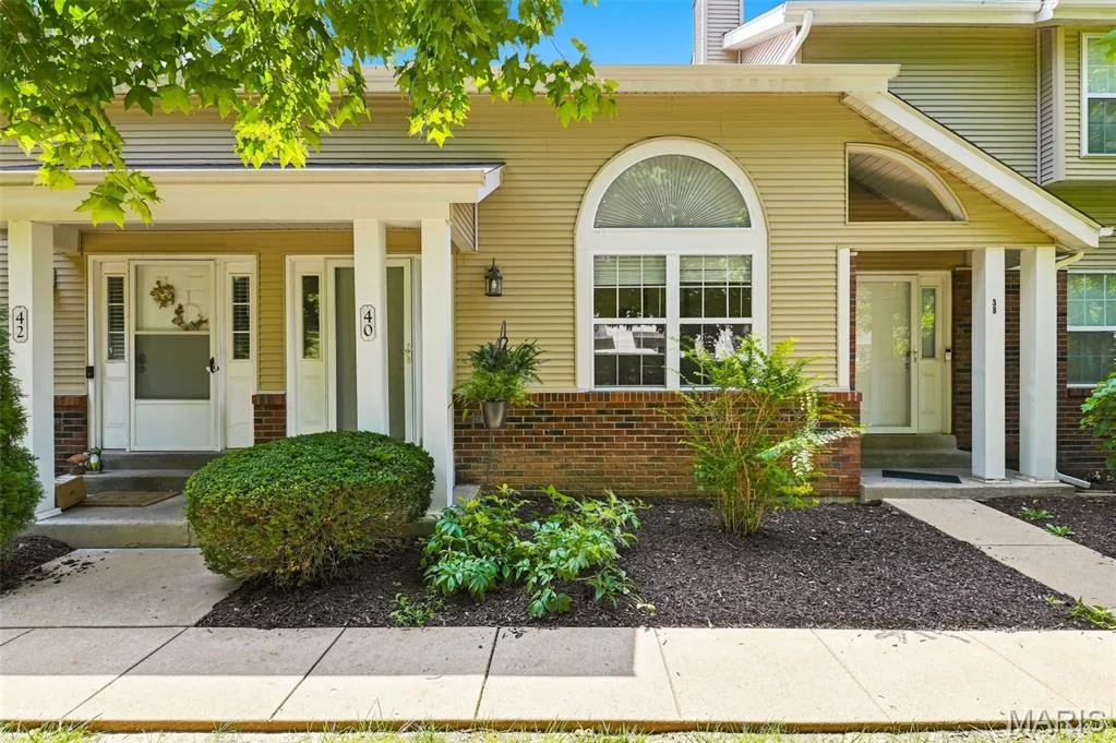 Beautiful Updated Townhome in the heart of St. Charles County with a 2-Car Garage — 40 Trailside Court #2, St Peters, MO 63303