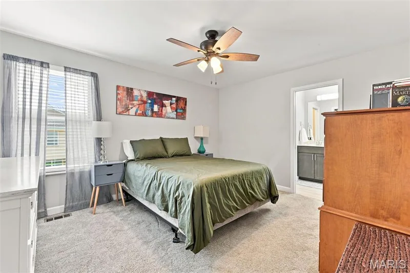 Large Primary Bedroom with Luxurious En Suite!  Walk-In Closet, Oversize long vanity, sunken tub and separate shower. — 40 Trailside Court #2, St Peters, MO 63303