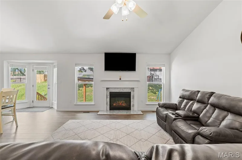 811 Crestwood Court, O'Fallon, MO 63366 — listing photo 3 of 27
