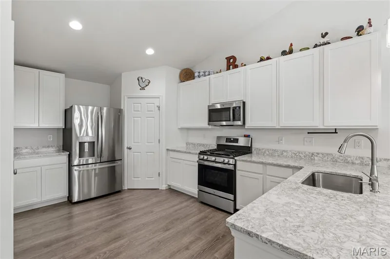 811 Crestwood Court, O'Fallon, MO 63366 — listing photo 2 of 27