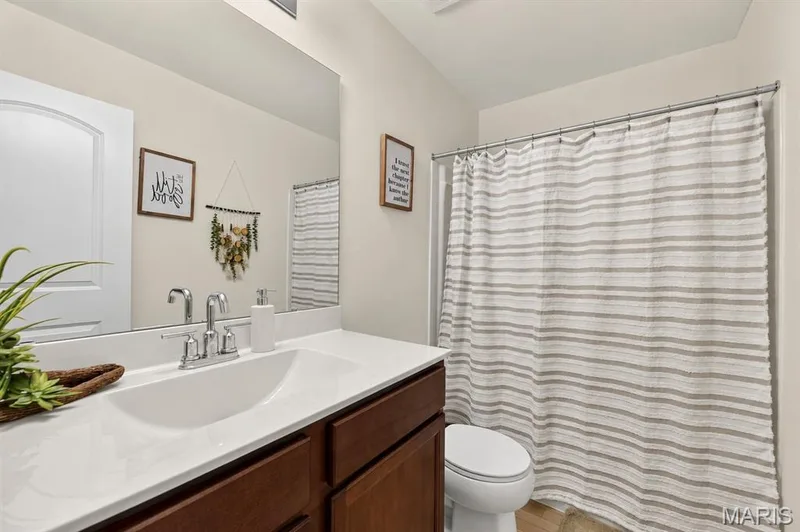 Hallway bathroom located on the upper floor, servicing bedrooms 2-4. — 403 Yellow Rose Court, Wentzville, MO 63385