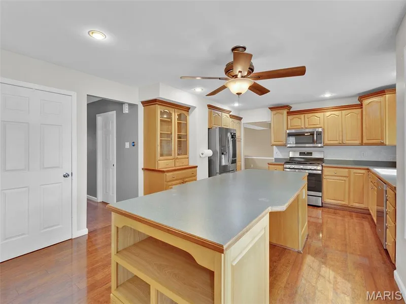 Another view of the island, with a great view of the built in hutch. — 34 Shadow Creek Drive, St Peters, MO 63376