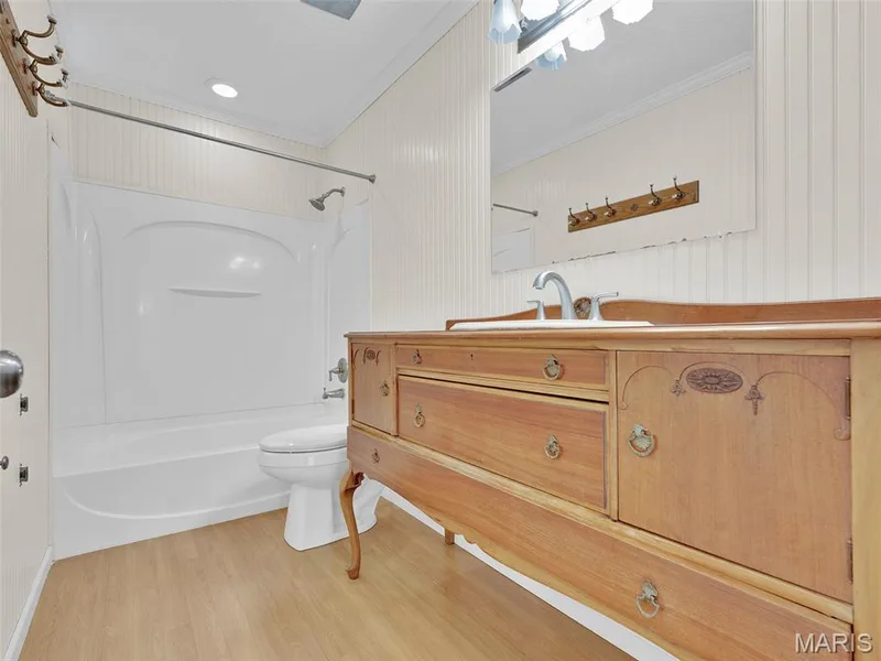 Upper level hall bathroom with tub/shower combination. — 34 Shadow Creek Drive, St Peters, MO 63376