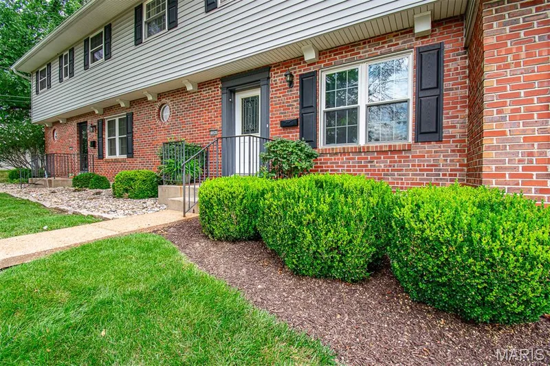 MAIN ENTRANCE – Front porch & landscaping — 13261 COCHERO Drive, Chesterfield, MO 63141