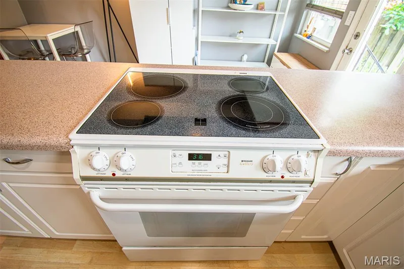 KITCHEN - Freestanding electric range with a ceramic cooktop and oven — 13261 COCHERO Drive, Chesterfield, MO 63141