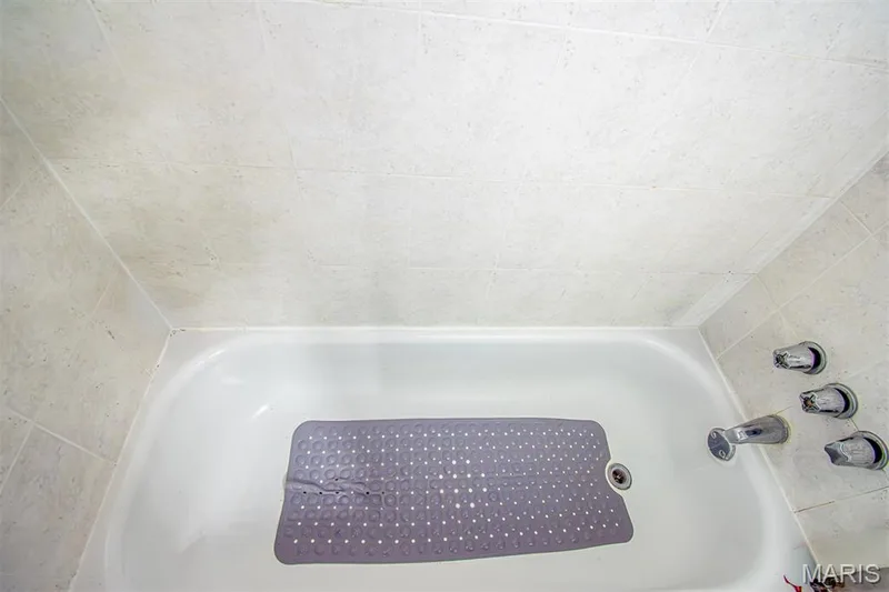 GUEST BATHROOM - White porcelain bathtub with integrated drain and overflow — 13261 COCHERO Drive, Chesterfield, MO 63141
