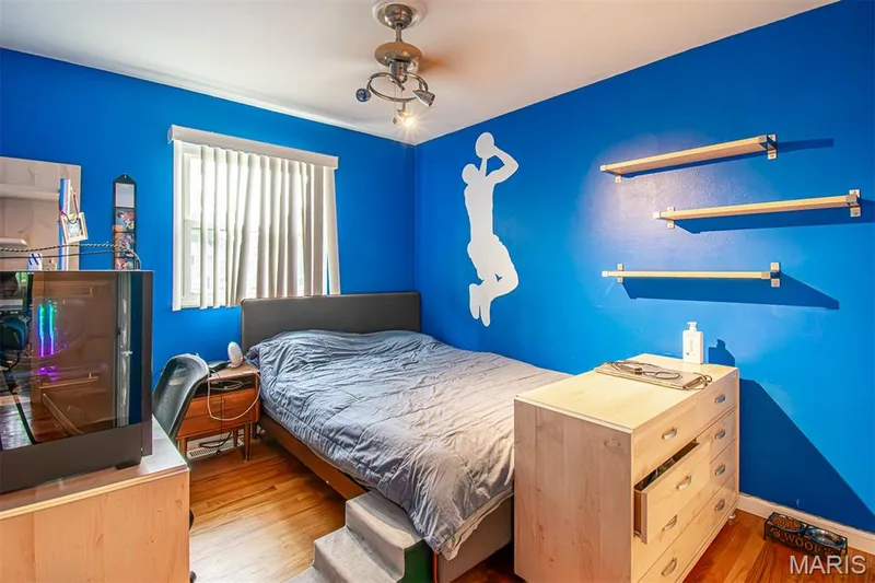 BEDROOM # 4 – With Walk-in closet - featuring wood-finish flooring, a ceiling fan with integrated lighting, and a window with blinds — 13261 COCHERO Drive, Chesterfield, MO 63141