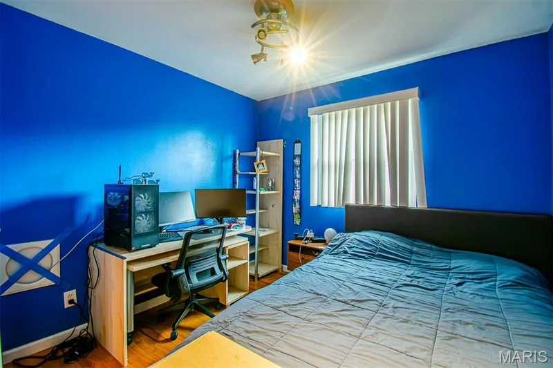 BEDROOM # 4 – With Walk-in closet - featuring wood-finish flooring, a ceiling fan with integrated lighting, and a window with blinds — 13261 COCHERO Drive, Chesterfield, MO 63141