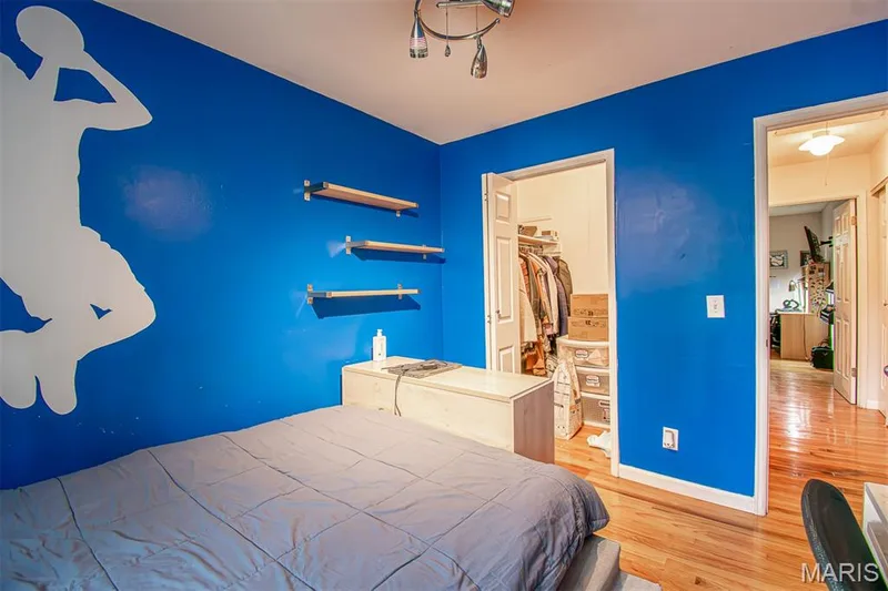 BEDROOM # 4 – With Walk-in closet - featuring wood-finish flooring, a ceiling fan with integrated lighting, and a window with blinds — 13261 COCHERO Drive, Chesterfield, MO 63141