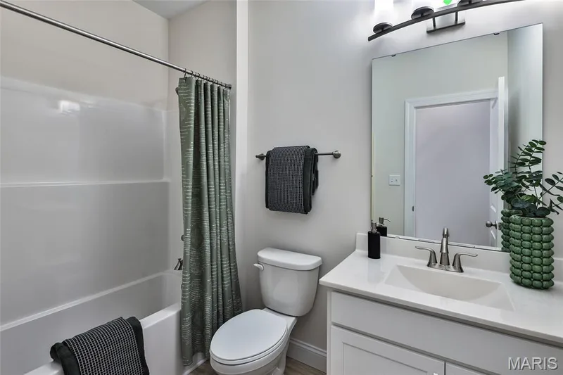 Hall bathroom — 401 Farmhouse Drive, O'Fallon, MO 63385