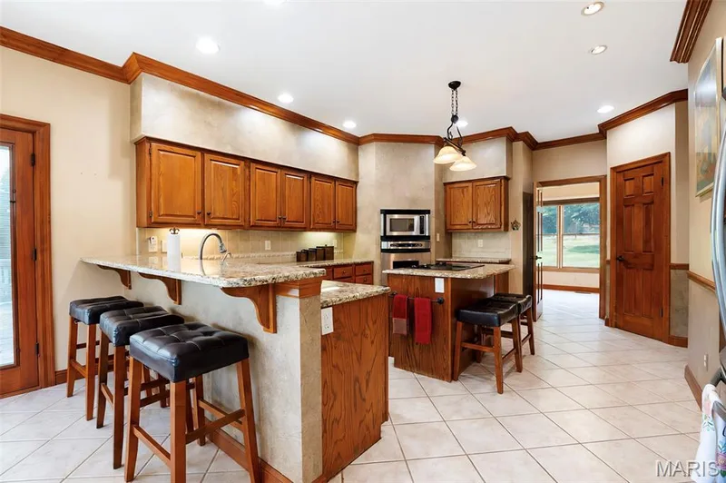 Ceramic Flooring, Breakfast Bar, Custom Lighting, New Dishwasher and Newer Refrigerator. — 17507 Summit View Place Cove, Glencoe, MO 63038