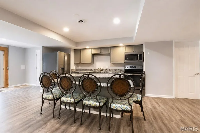 Breakfast Bar for additional seating. — 17507 Summit View Place Cove, Glencoe, MO 63038