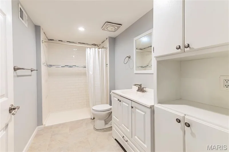 Full Bathroom with easy access shower. — 17507 Summit View Place Cove, Glencoe, MO 63038