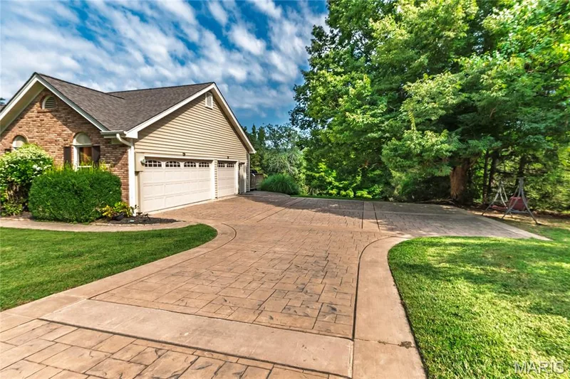 Side Entry 3 Car over sized Garage. — 17507 Summit View Place Cove, Glencoe, MO 63038