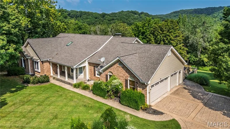Three car Garage, stamped concrete driveway and walkway. — 17507 Summit View Place Cove, Glencoe, MO 63038