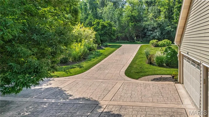 Stamped concrete driveway and oversized 3 car garage. — 17507 Summit View Place Cove, Glencoe, MO 63038