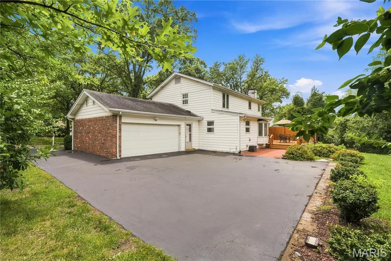 Oversize Garage with additional storage — 505 Richley Drive, Chesterfield, MO 63017