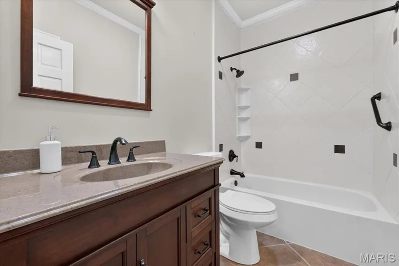 The second full bath on the main level. — 14620 Timberlake Manor Court, Chesterfield, MO 63017