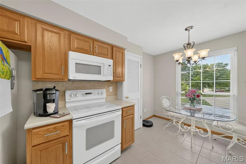 Kitchen and Breakfast Room — 1530 Bedford Forge Court #15, Chesterfield, MO 63017