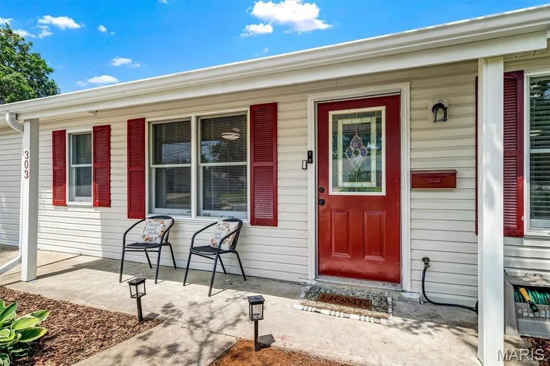 303 Saint Joseph Avenue, O'Fallon, MO 63366 — listing photo 3 of 30