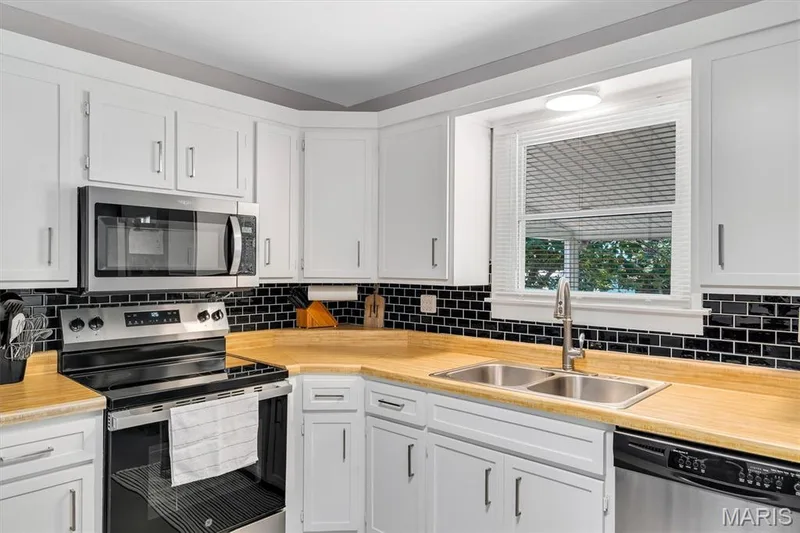 303 Saint Joseph Avenue, O'Fallon, MO 63366 — listing photo 11 of 30
