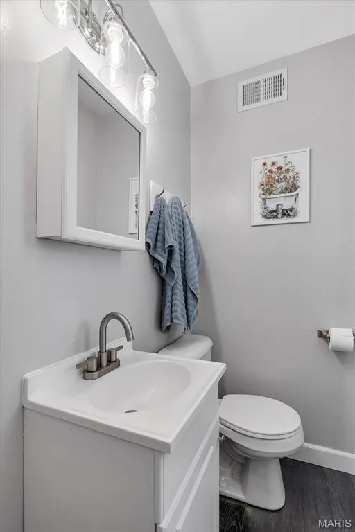 Primary bedroom on-suite bathroom — 303 Saint Joseph Avenue, O'Fallon, MO 63366