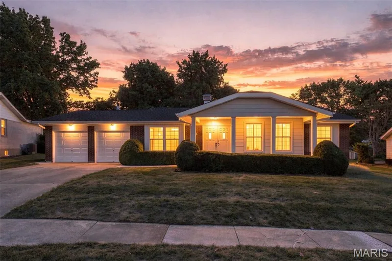 You'll love coming home after a long day at work! — 1230 Luray Drive, Chesterfield, MO 63017