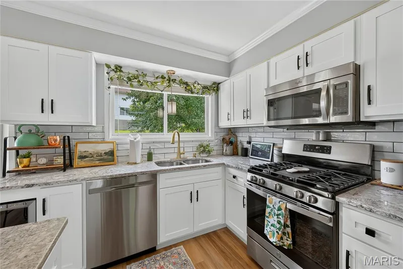 Gas Stove — 47 Park Place, St Peters, MO 63376