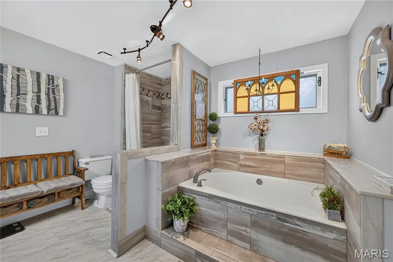 Soaking Tub and Seperate Shower — 47 Park Place, St Peters, MO 63376