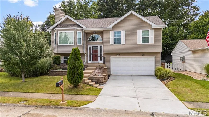 1629 Lynncove Lane, St Charles, MO 63303 — listing photo 2 of 37