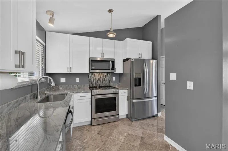 Beautifully updated kitchen — 1629 Lynncove Lane, St Charles, MO 63303