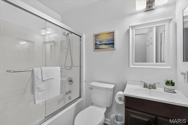 Hall Bath — 1629 Lynncove Lane, St Charles, MO 63303