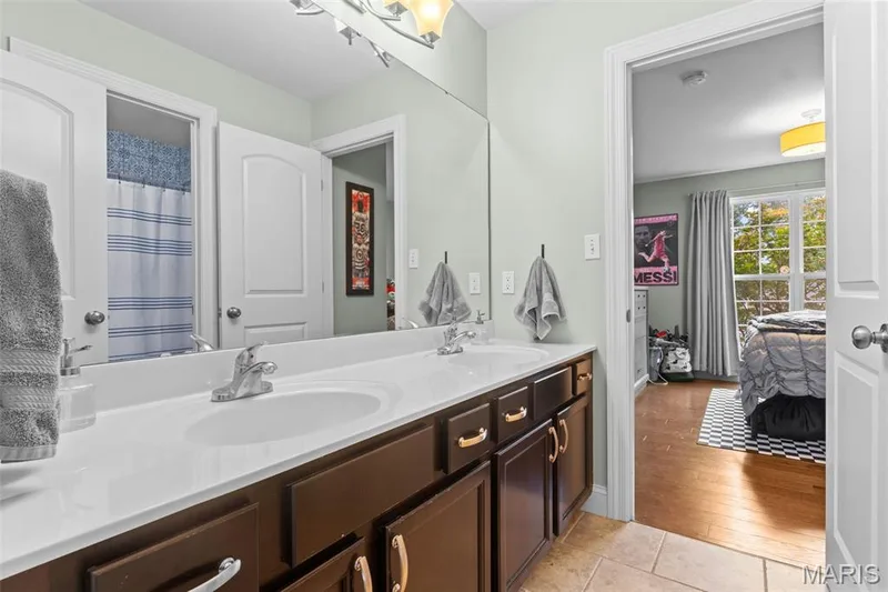 Shared bath — 14 Prairie Lake Court, Wentzville, MO 63385