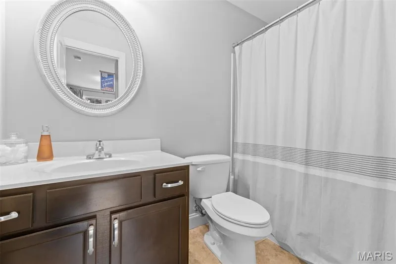 Private ensuite bath — 14 Prairie Lake Court, Wentzville, MO 63385