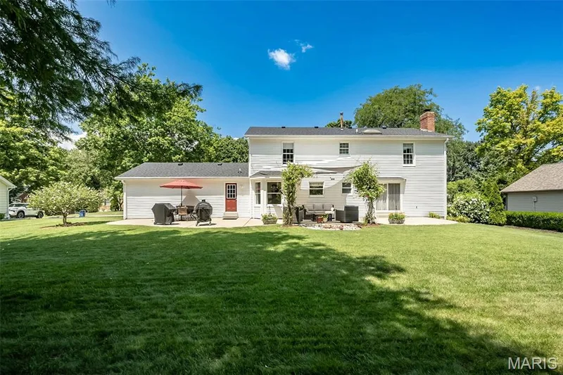Beautiful, level yard! — 14246 Cypress Hill Drive, Chesterfield, MO 63017