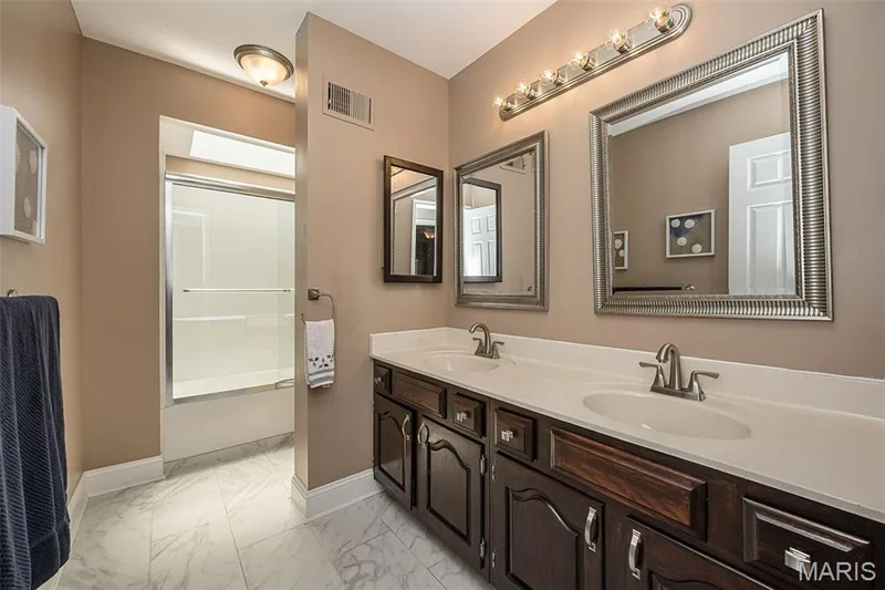 Spacious hall bath — 14246 Cypress Hill Drive, Chesterfield, MO 63017