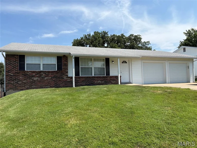 11 Sunnyfield Road, St Peters, MO β listing photo 1
