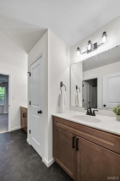 Shared bathroom between bedrooms 3 and 4. — 310 Osprey Court, Lake St. Louis, MO 63367