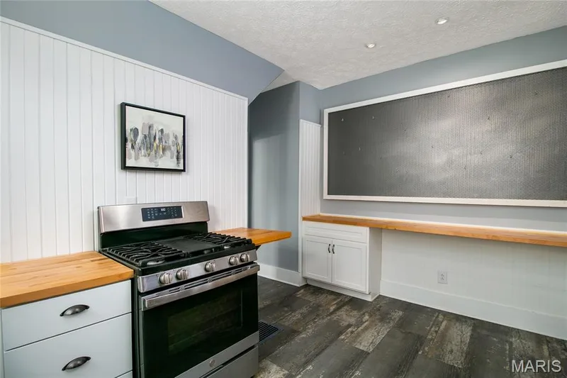 1714 Sibley Street, St Charles, MO 63301 — listing photo 13 of 43