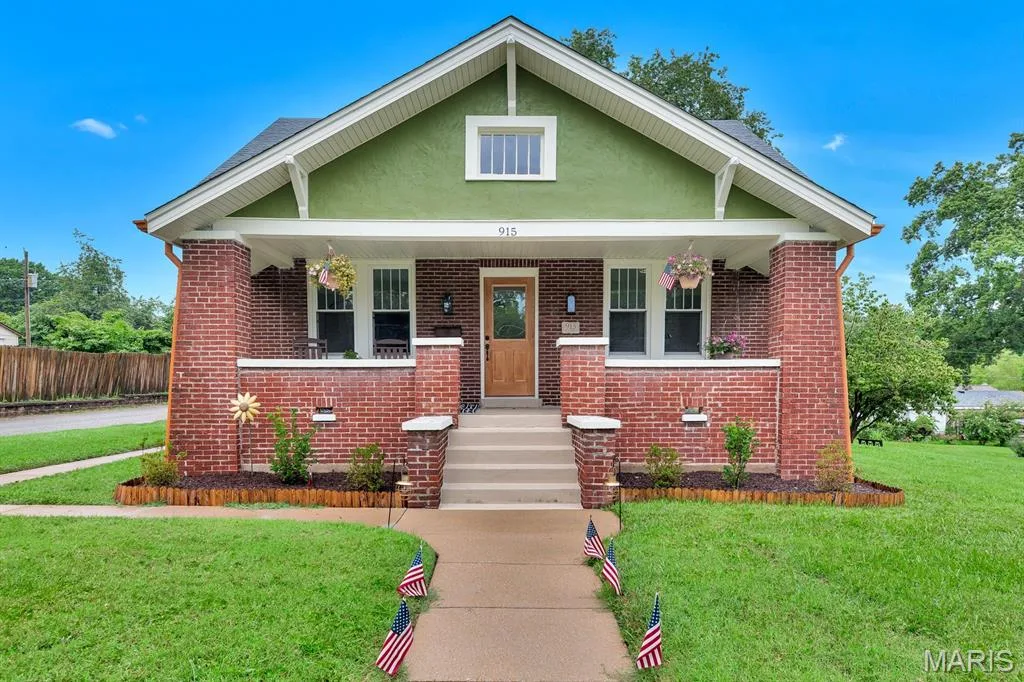 Craftsman-built Red Brick bungalow — 915 N Kingshighway Street, St Charles, MO 63301