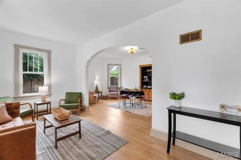 Entry/Living Room — 915 N Kingshighway Street, St Charles, MO 63301