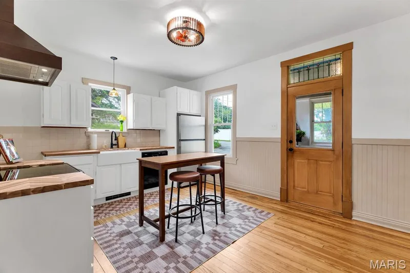 Updated kitchen with new appliances, farmhouse apron sink, range hood, chevron patterned butcher block countertops & stained glass window — 915 N Kingshighway Street, St Charles, MO 63301