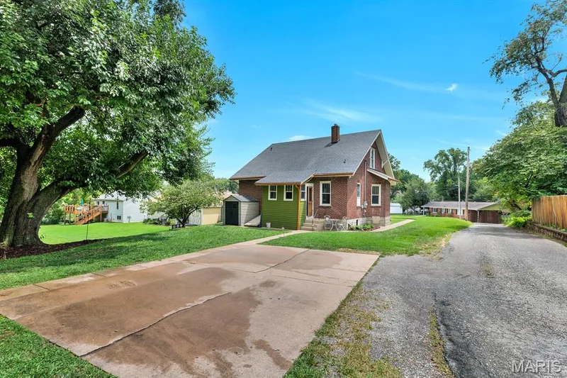 Private parking for 3 vehicles, additional parking accessible — 915 N Kingshighway Street, St Charles, MO 63301