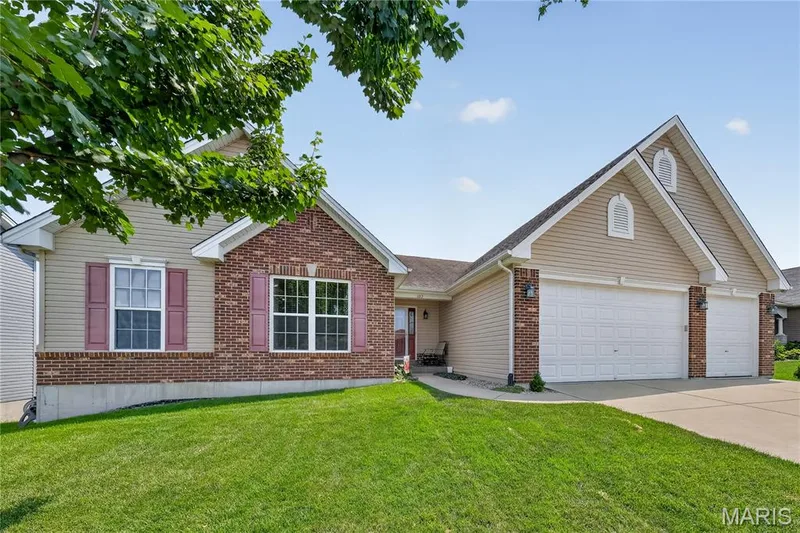 132 Riverdale Woods Circle, O'Fallon, MO 63366 — listing photo 3 of 53