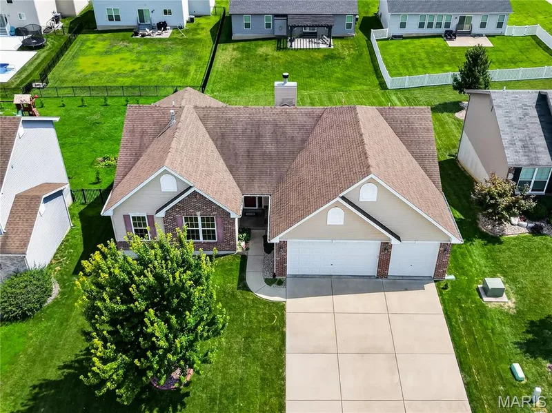 132 Riverdale Woods Circle, O'Fallon, MO 63366 — listing photo 4 of 53
