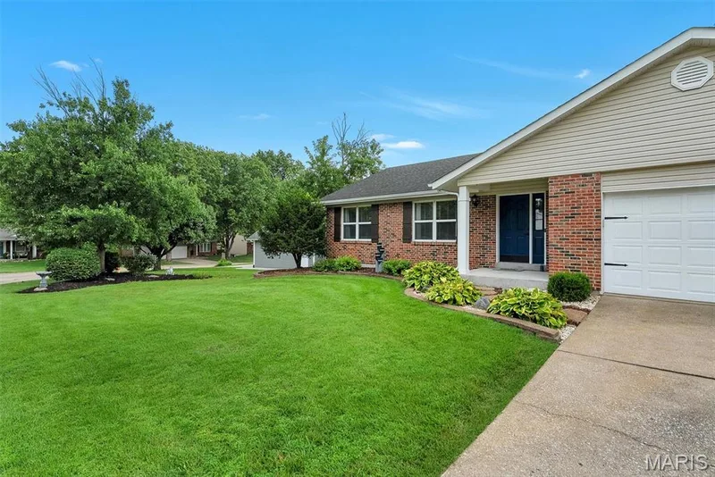 104 Cedar Crest Court, St Charles, MO 63304 — listing photo 6 of 46