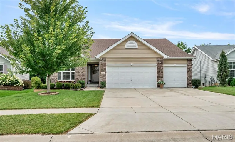 492 Pleasant Breeze Drive, Wentzville, MO β listing photo 1