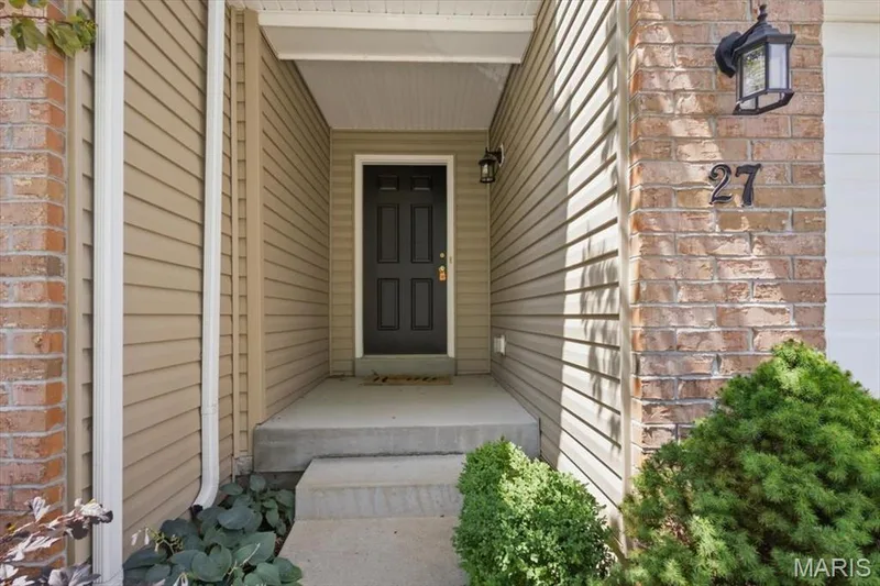 27 Loris Lane, St Charles, MO 63303 — listing photo 2 of 32